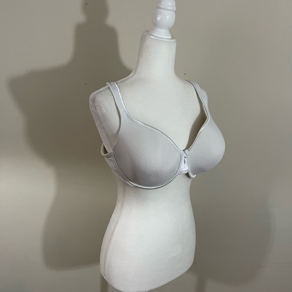 Vanity Fair sz 40D bra in a light silver shade.  Moderate padding - Picture 4 of 9